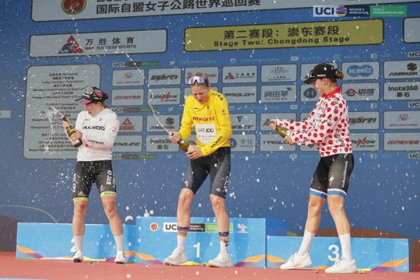 富盈策略 环崇明岛女子世巡赛精彩继续：专业车手逐风崇东，萌娃滑步车赛相映成趣